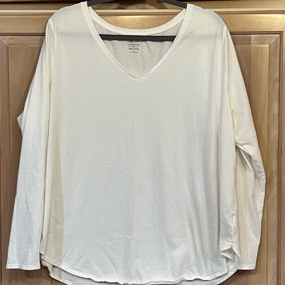 Lot of 2 Women’s old Navy Tees - Picture 3 of 5